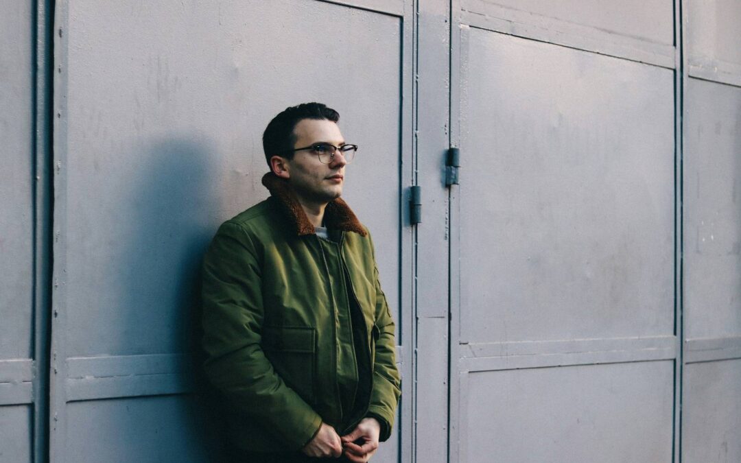 Kurtki militarne w miejskich stylizacjach – jak połączyć praktyczność z modą?