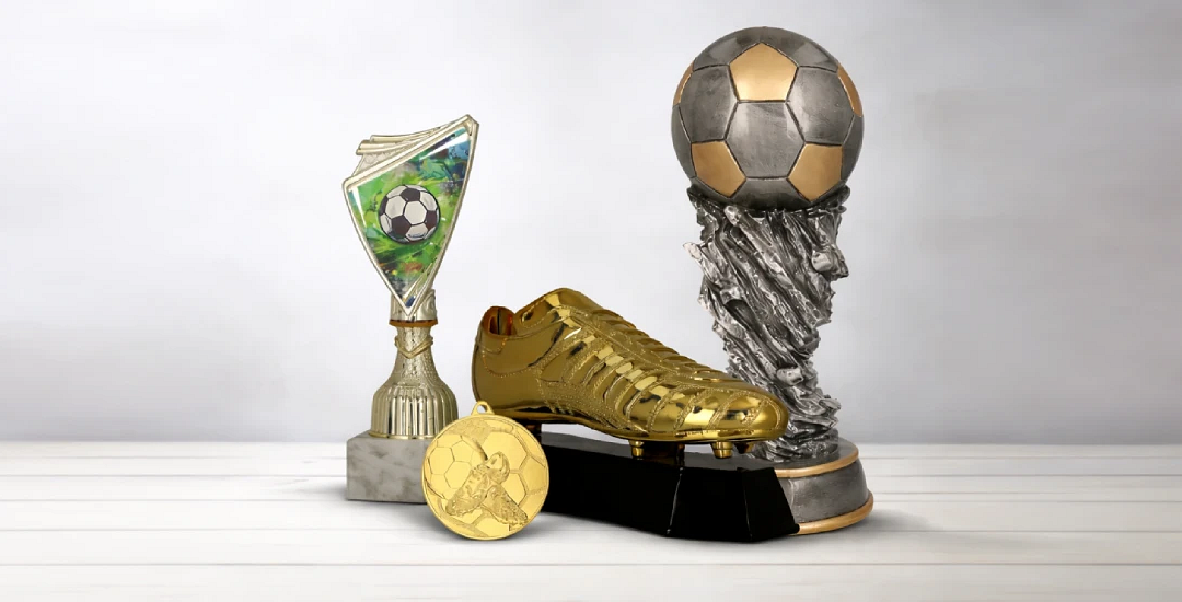 Jak wybrać idealny puchar piłkarski na turniej młodzieżowy? Poradnik dla organizatorów
