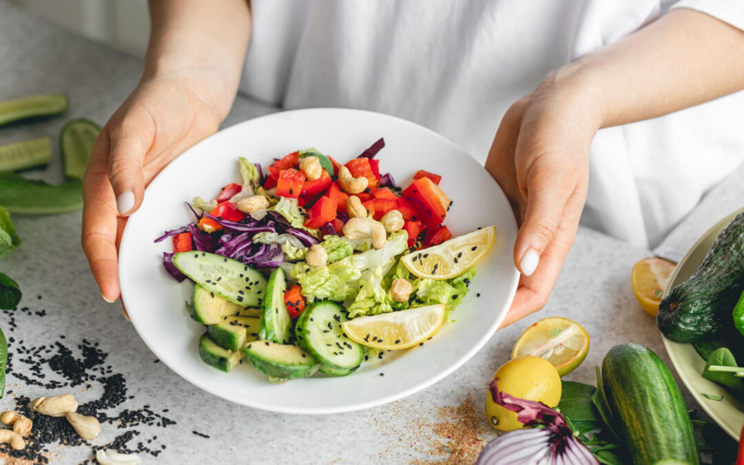 Dieta przy treningu siłowym — co jeść przed i po ćwiczeniach, żeby widzieć efekty